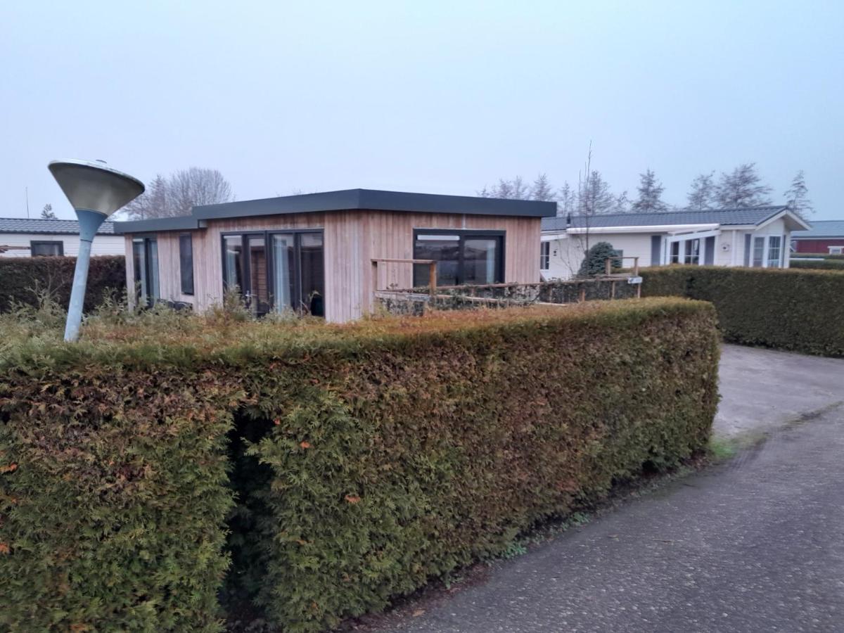Luxe 5 Persoons Bungalow Op Rustig Vakantiepark Nabij Leeuwarden Dronrijp Exteriör bild