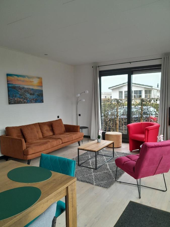 Luxe 5 Persoons Bungalow Op Rustig Vakantiepark Nabij Leeuwarden Dronrijp Exteriör bild